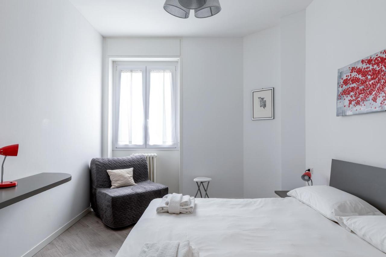 Piazza De Angeli M1 Comfortable Flat With Balcony - Milan — Photos 1